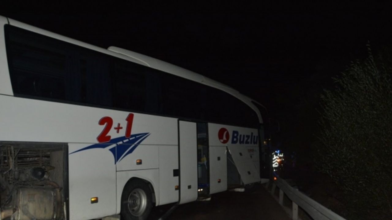 Afyonkarahisar’da yağmurda kayan yolcu otobüsüne arkadan gelen tır çarptı: 4 yaralı