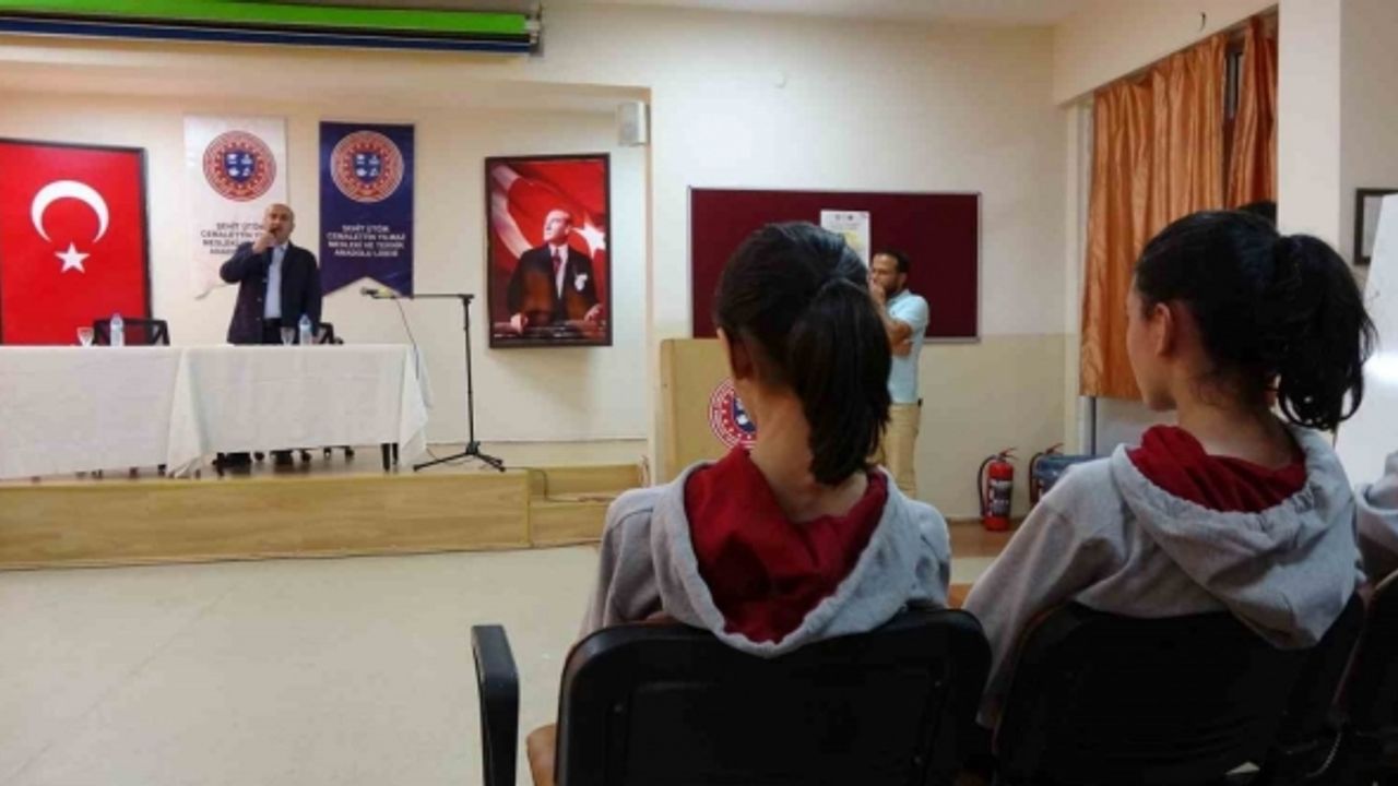 Akademisyenler okul okul gezerek lise öğrencilerine Mevlid-i Nebi’yi anlattı