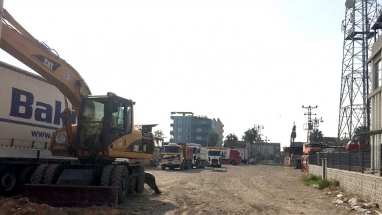 Akdeniz’de yol açma ve kaldırım yenileme çalışmaları devam ediyor