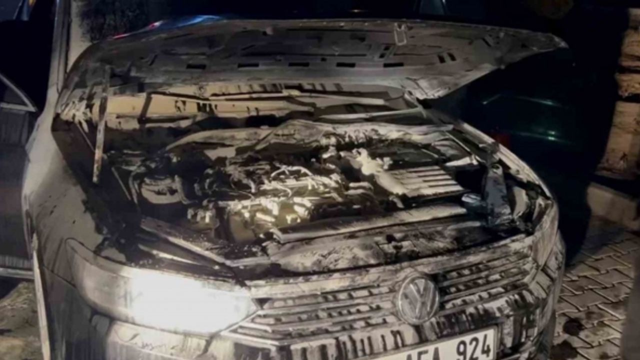 Aksaray’da seyir halindeki otomobilin motor bölümü yandı