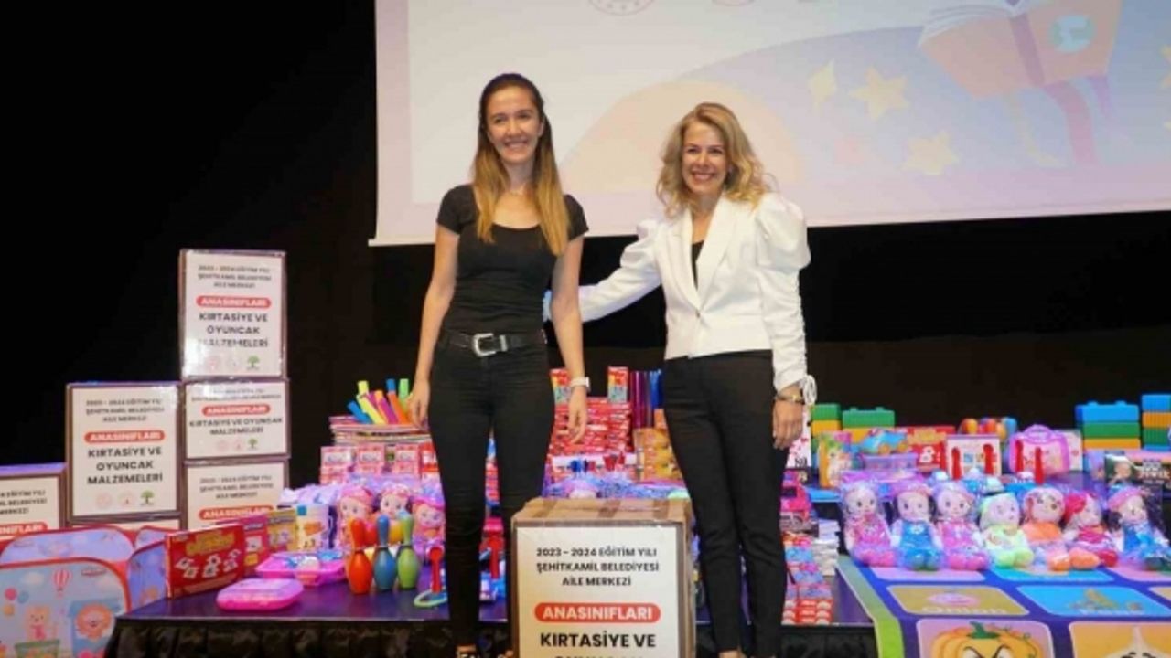 Anasınıfı öğrencilerine kırtasiye seti ve oyuncak armağan edildi