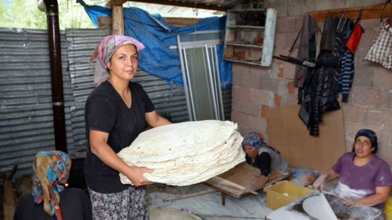Antalyalı ev hanımları, imece usulü yufka ekmek geleneğini yaşatıyor