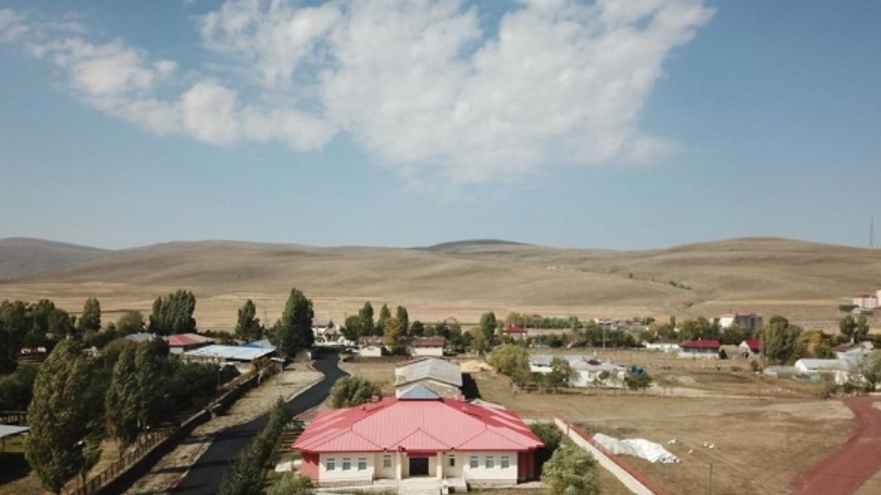 Ardahan Valisi Çiçek’ten Çıldır Anaokulu yoluna asfalt desteği