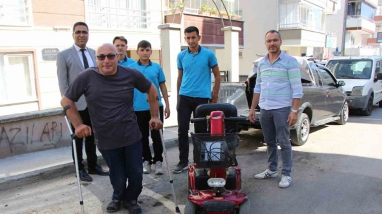Arızalanan engelli aracını öğretmen ve öğrenciler tamir etti
