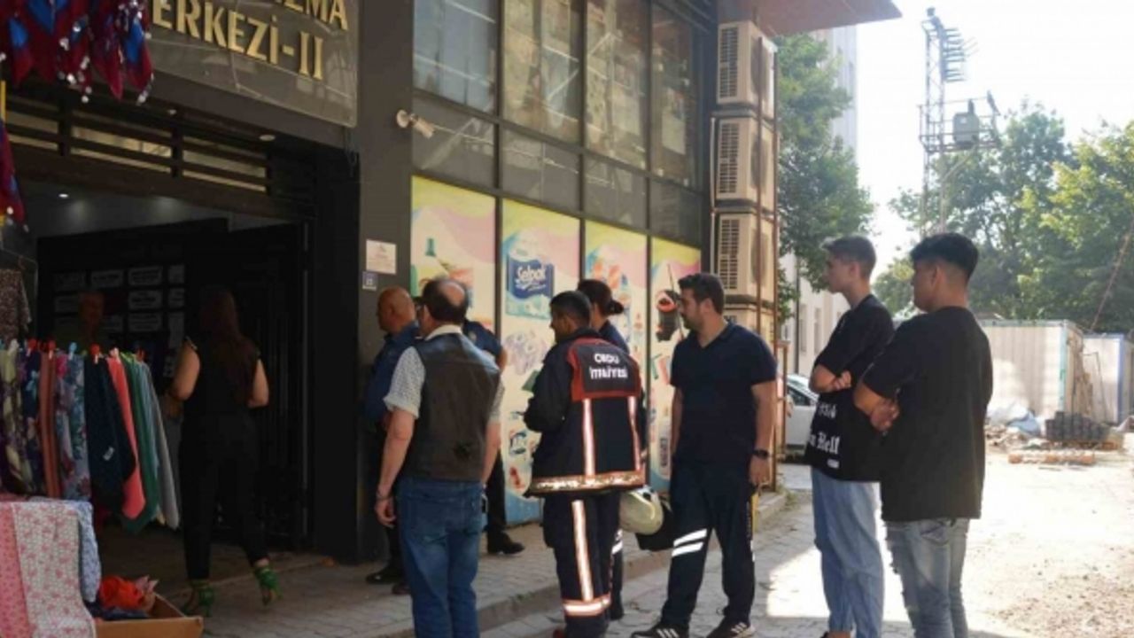 Asansörde mahsur kalan 4 kişi ekipleri harekete geçirdi