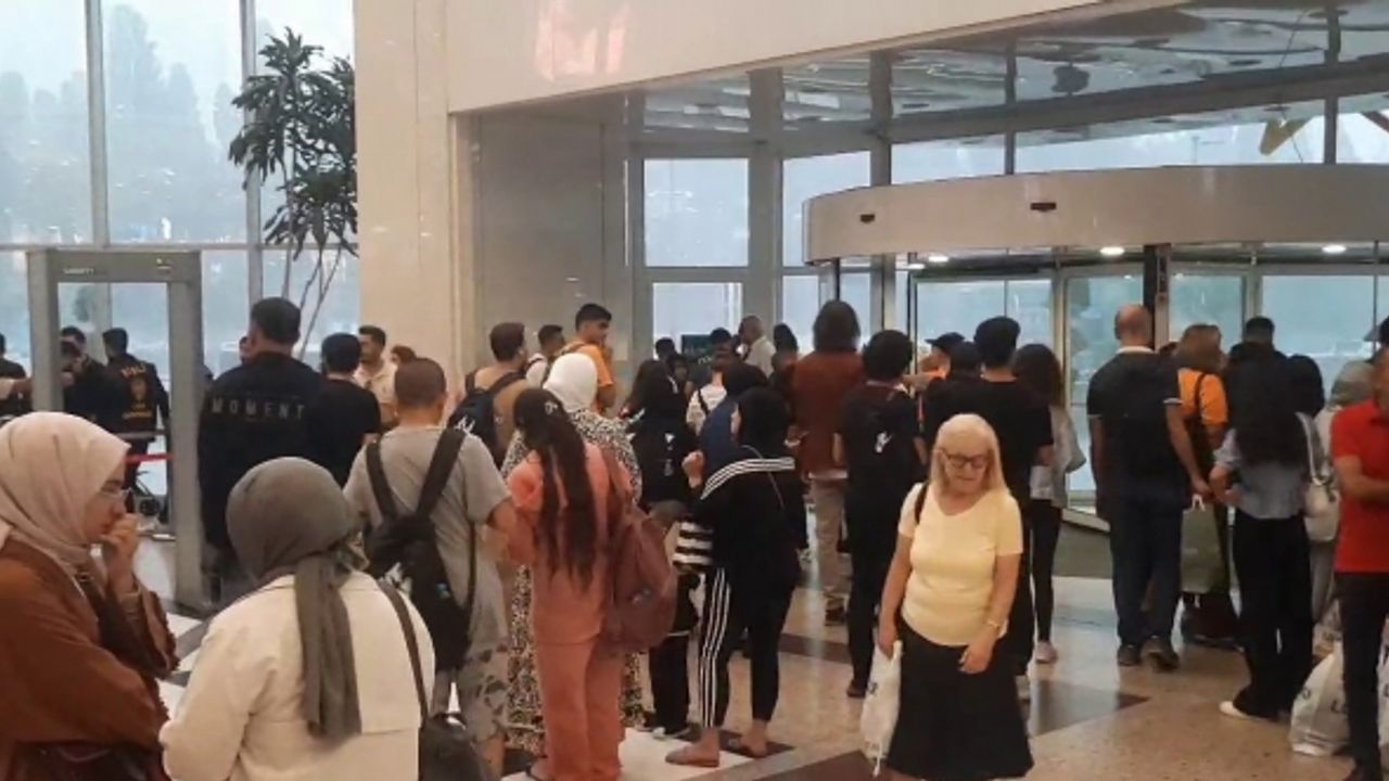Aşırı yağış nedeniyle müşteriler Cevahir Alışveriş Merkezi’nde mahsur kaldı