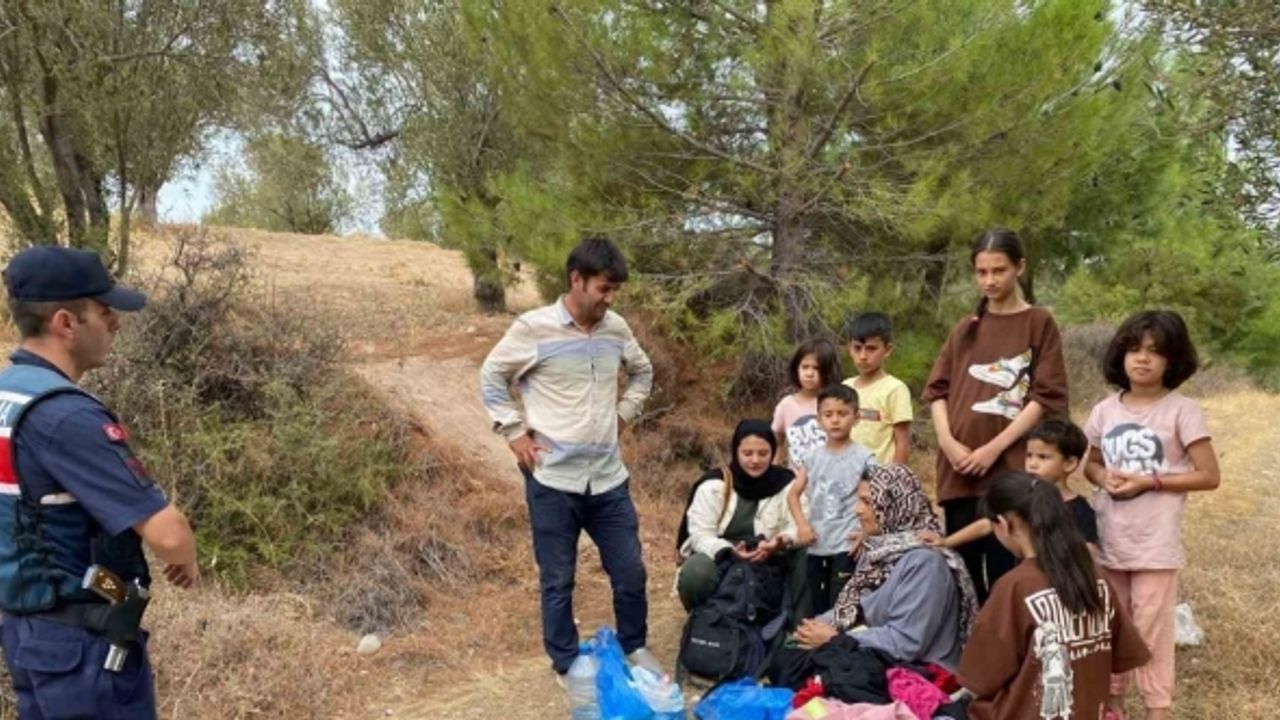 Ayvacık’ta 22 kaçak göçmen ile 5 organizatör yakalandı