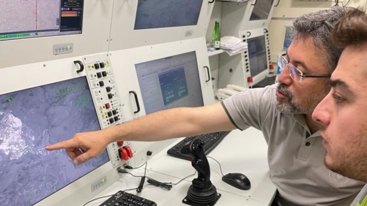 Bakan Yumaklı, Antalya’daki yangını İHA Komuta Merkezi’nden takip edip bilgi aldı