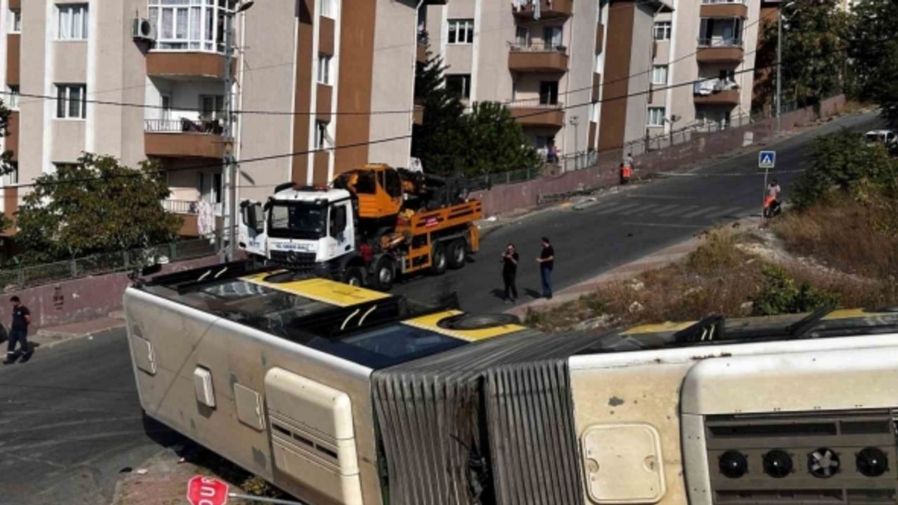 Başakşehir’de rampadan çıkamayan İETT otobüsü devrildi: O anlar kamerada