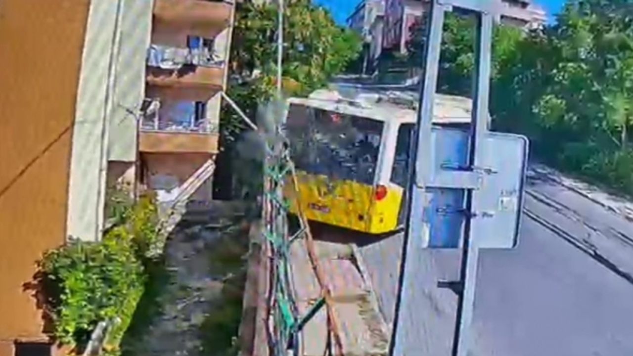 Başakşehir’de rampadan çıkamayan İETT otobüsünün kaza anı kamerada