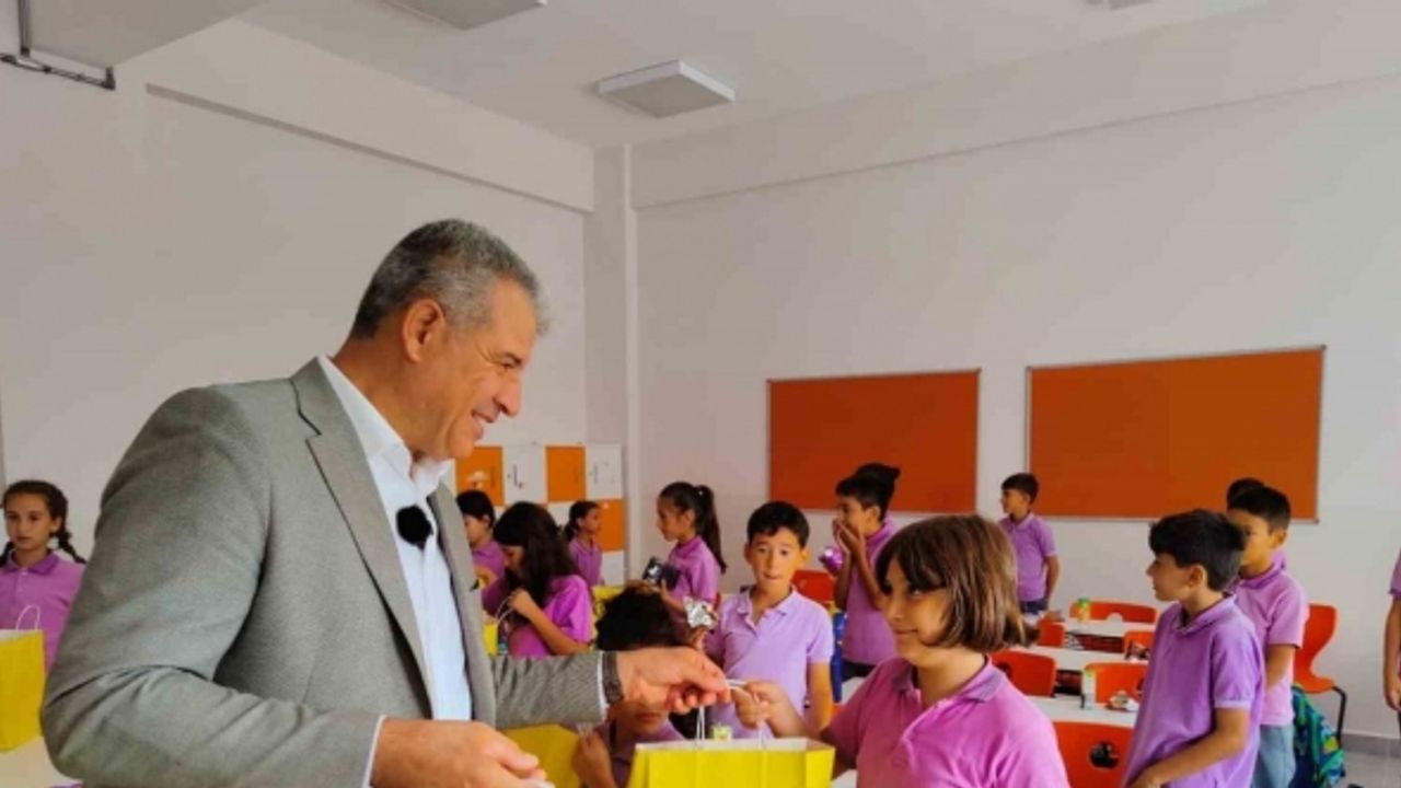 Başkan Elbi, öğrenciler ile bir araya gelerek hediyeler dağıttı