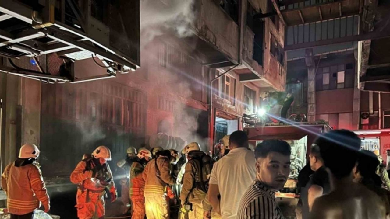 Bayrampaşa’da dört katlı bir iş hanında yangın çıktı