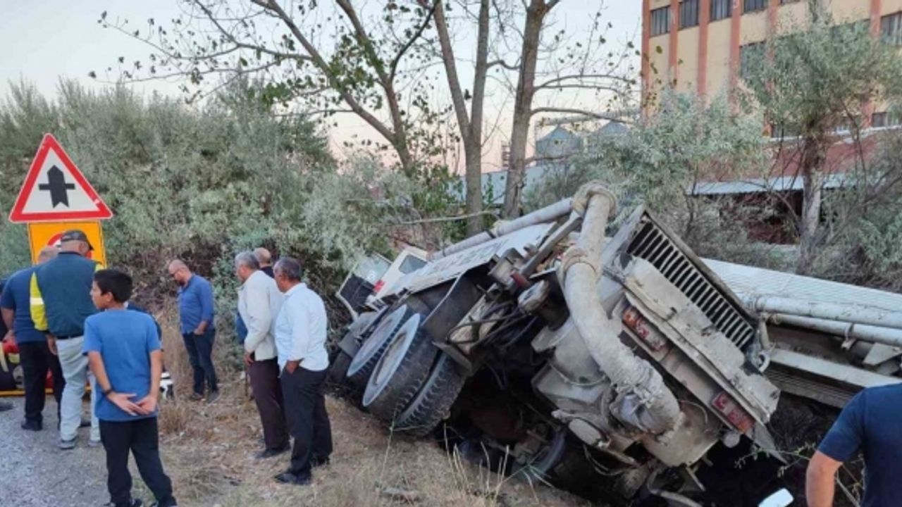 Beton mikseri traktör ile çarpıştı: 3 yaralı