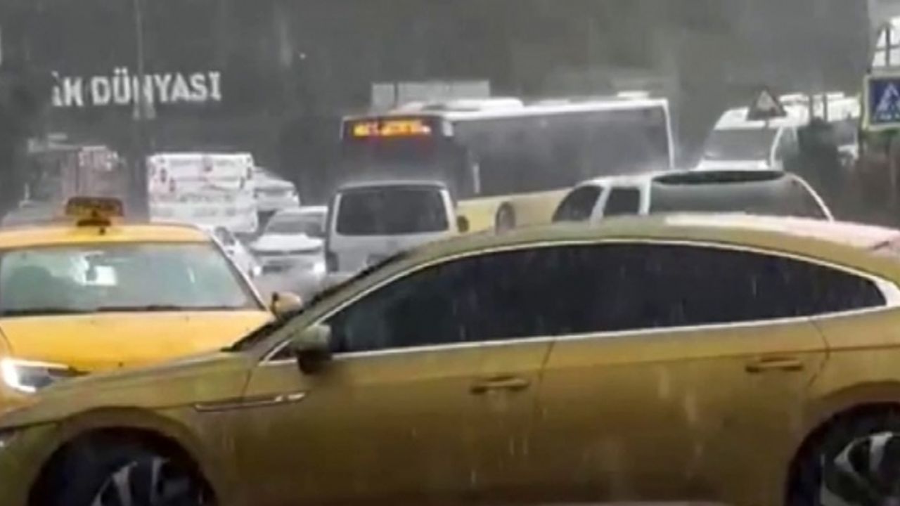 Beykoz’da sağanak yağış etkili oldu: Sürücüler zor anlar yaşadı