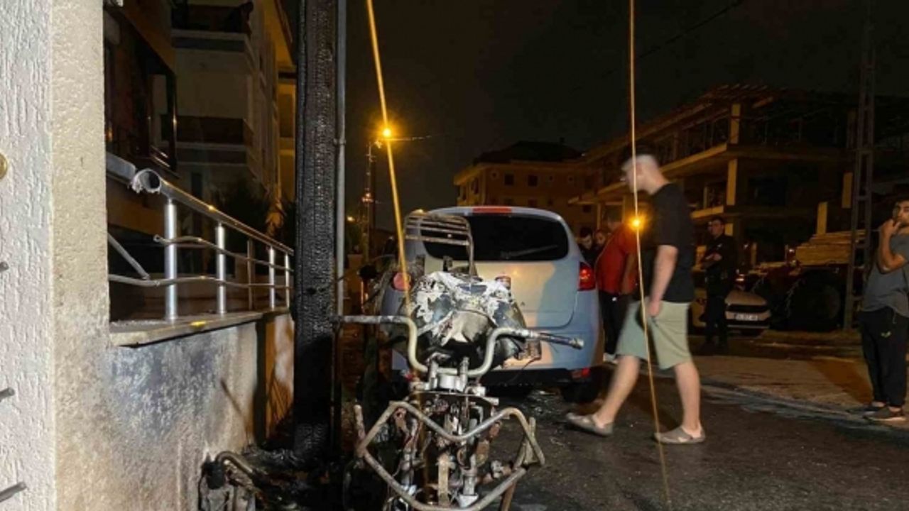 Beylikdüzü’nde doğal gaz kutusu alev alev yandı, 1 motosiklet küle döndü