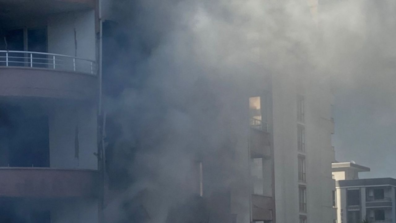 Bina girişinde yakılan lastikler korkuya neden oldu