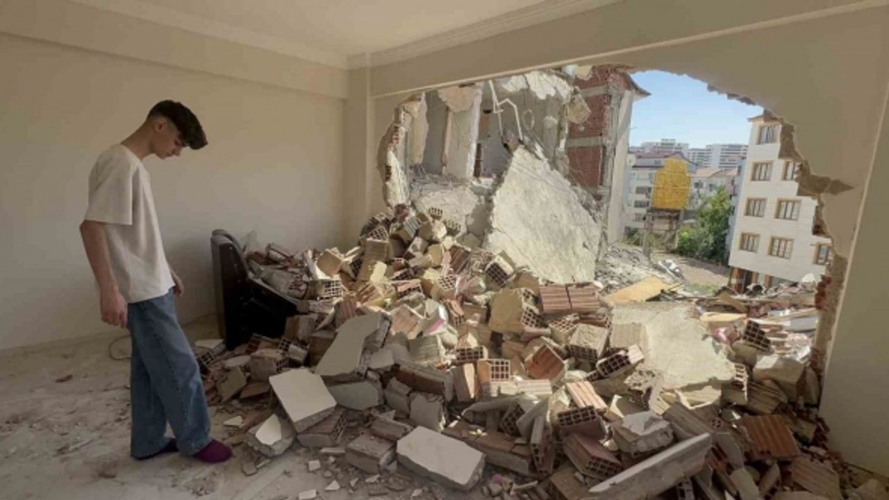 Böyle yıkım görülmedi: Hasarlı binayı yıkarken sağlam binaların duvarları yıkıldı