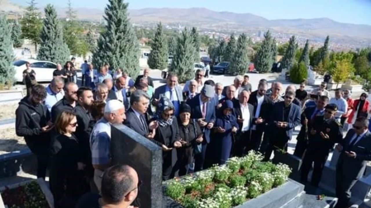 Bozlak sanatçısı merhum Neşet Ertaş 12. ölüm yıl dönümünde anılıyor