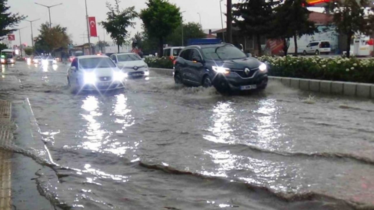 Bozüyük’te gök gürültülü sağanak yağış hayatı olumsuz etkiledi