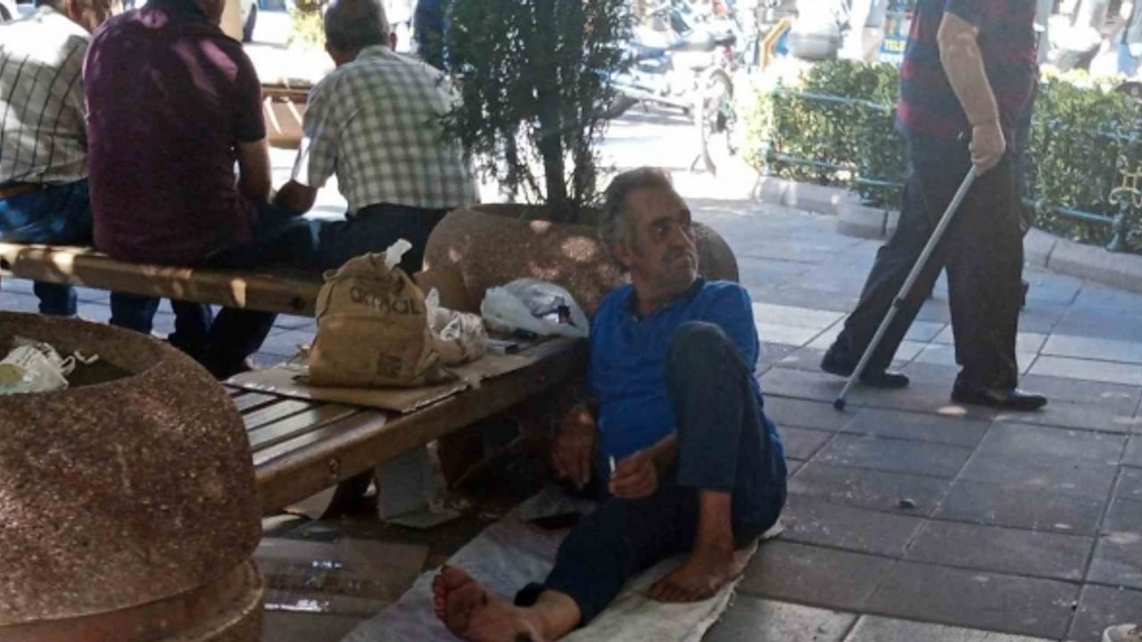 Bu adam yaklaşık 2 aydır sokakta kalıyor
