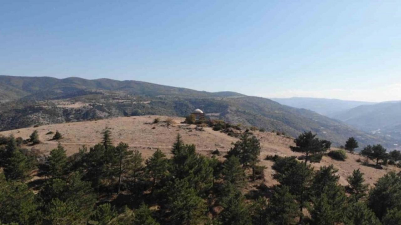 Bulunduğu tepeye adını veren türbenin tarihini kimse bilmiyor