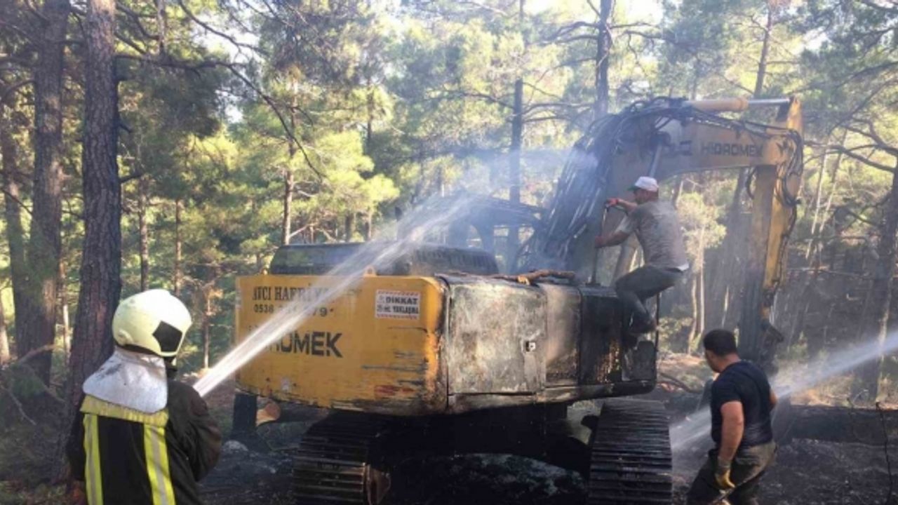 Burdur’da ağaç kesim sahasında çalışan iş makinesi alev alev yandı