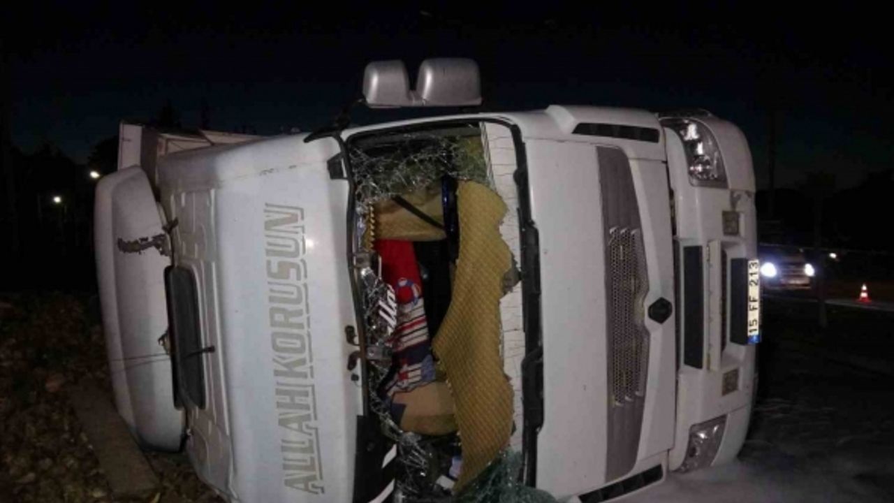 Burdur’da devrilen pancar yüklü tırın sürücüsü 1 haftadır verdiği yaşam savaşını kaybetti