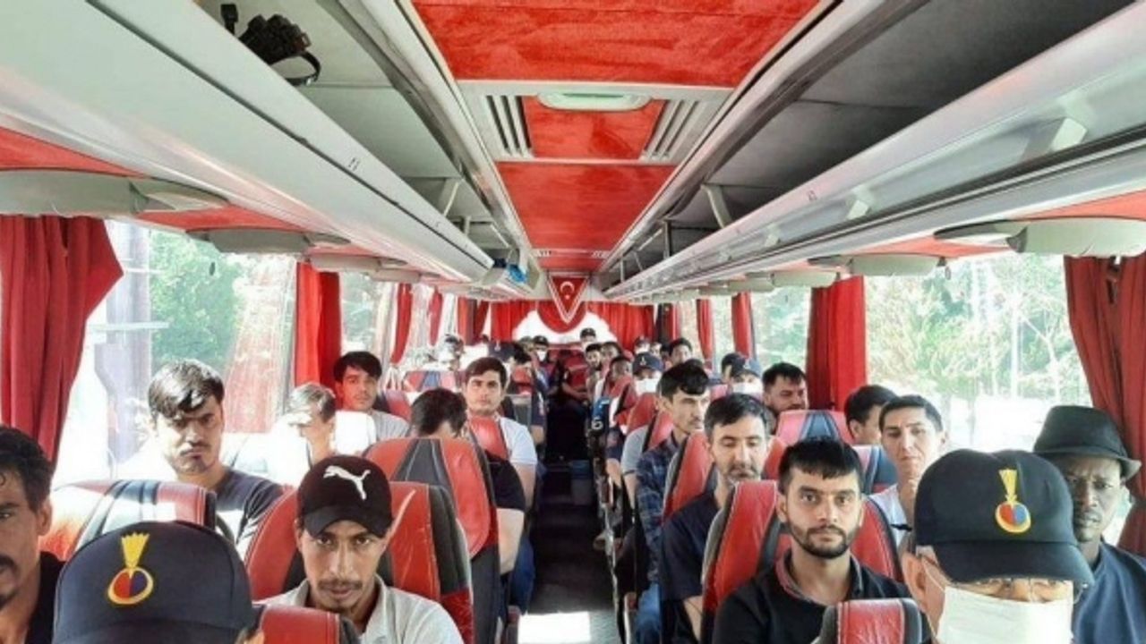 Burdur’da jandarma tarafından 156 düzensiz göçmene işlem yapıldı, 1 şahıs tutuklandı