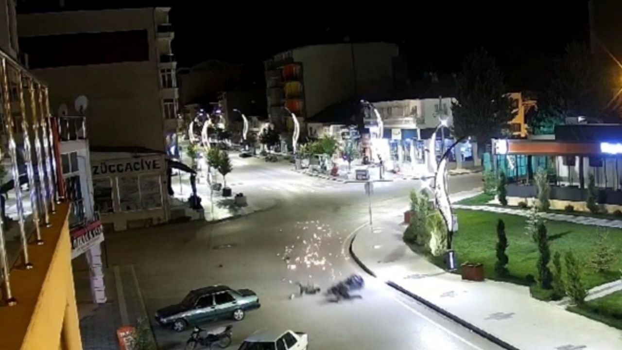 Burdur’da kaldırıma çarpan motosikletin 100 metre sürüklendiği kaza kamerada