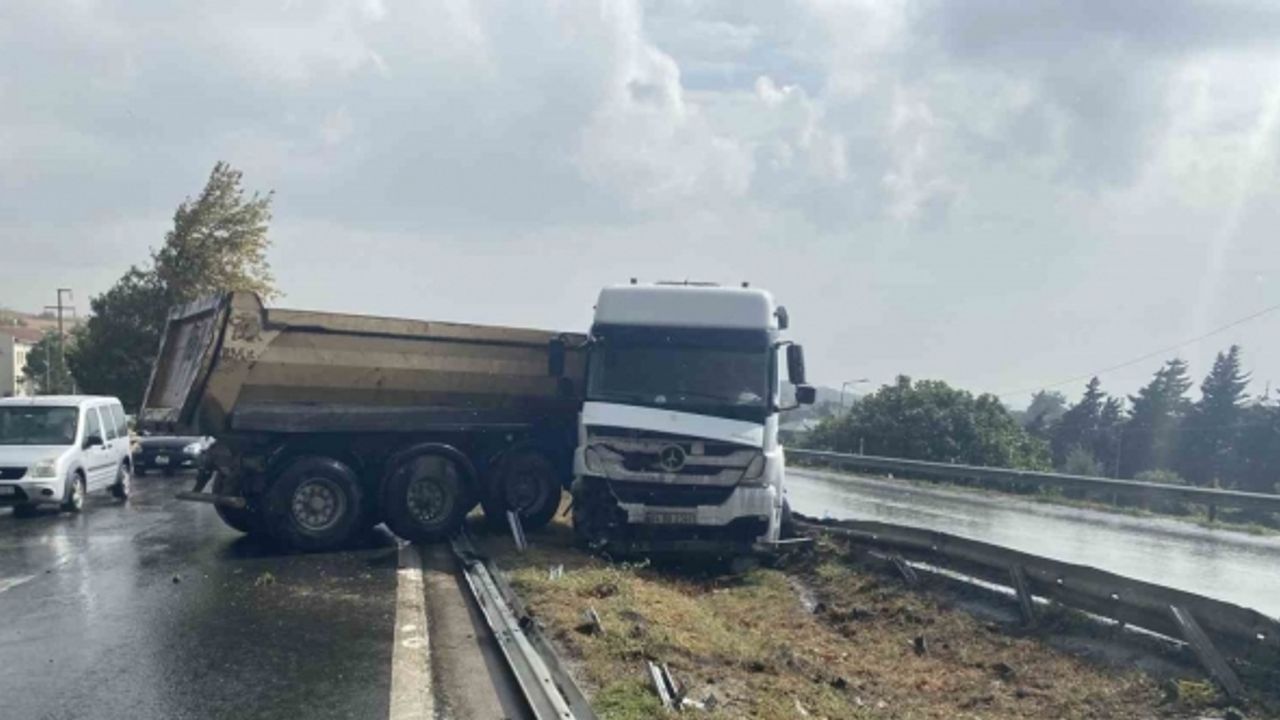 Büyükçekmece’de facianın eşiğinden dönülen kaza kamerada: Şiddetli yağış kaza getirdi