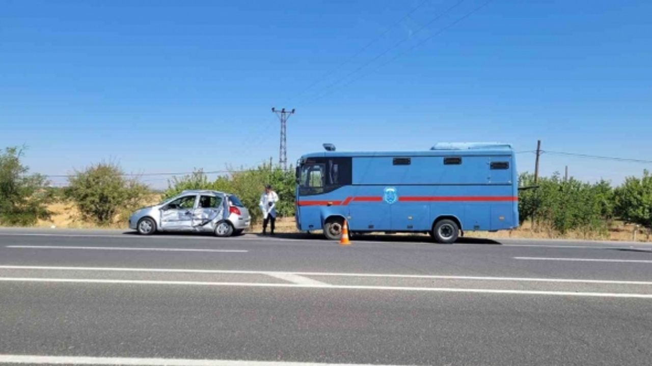 Cezaevi nakil aracı ile otomobil çarpıştı: 1 ölü 4 yaralı