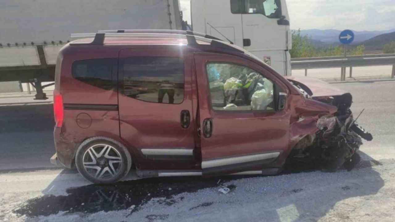 D100’de hafif ticari araç bariyerlere çarptı: 1 yaralı