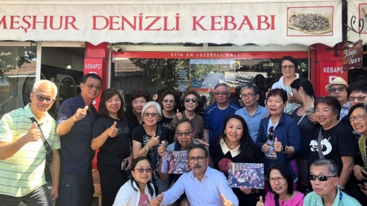 Denizli kebabını elle yiyen turistlerden gülümseten yorumlar