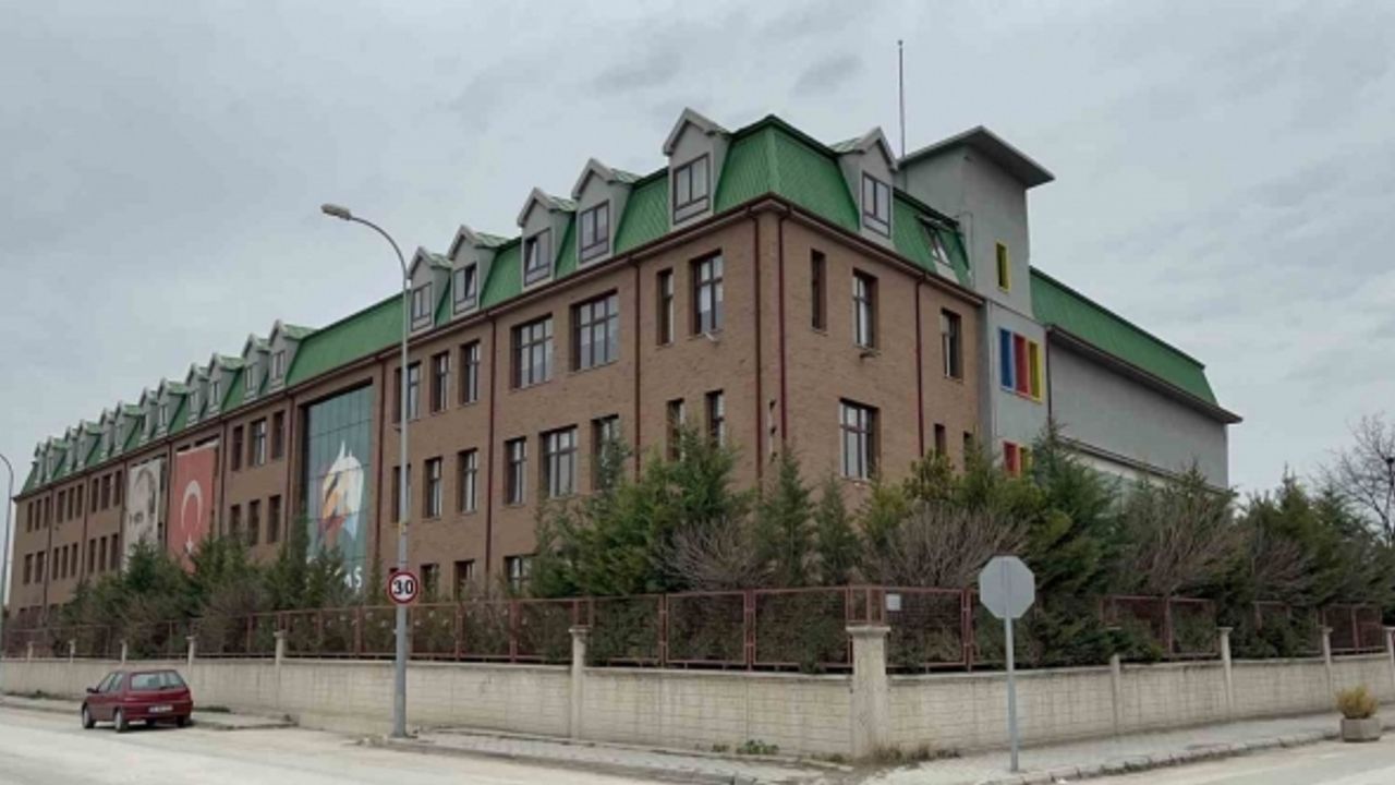 Depremzede başörtülü öğrenciyi okula almayan müdüre 89 bin 571 lira para cezası