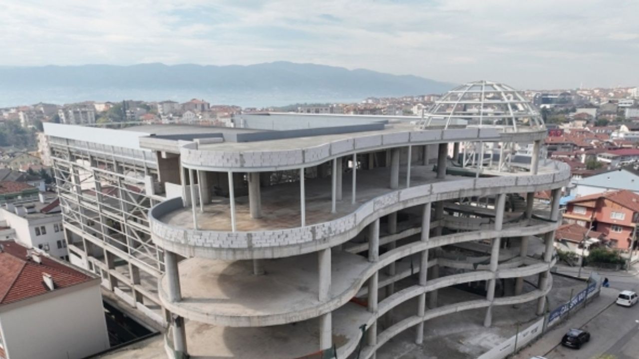 Derince’deki kongre merkezi belediye binasına dönüşecek