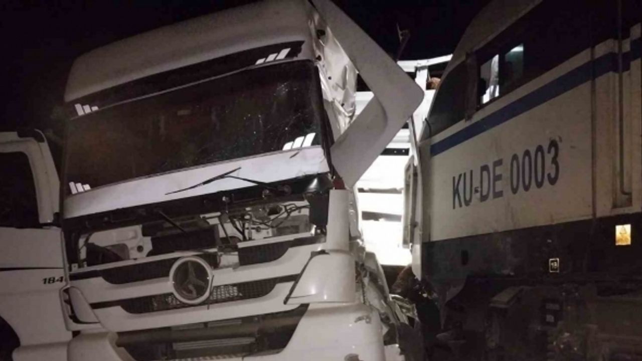 Diyarbakır’da trenin çarptığı tırın sürücüsü ağır yaralandı, hayvanlar telef oldu