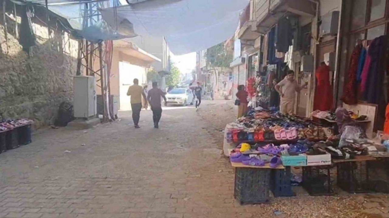 Dükkanlarının önünde oynayan 3 yaşındaki çocuk otomobilin altında kalarak can verdi