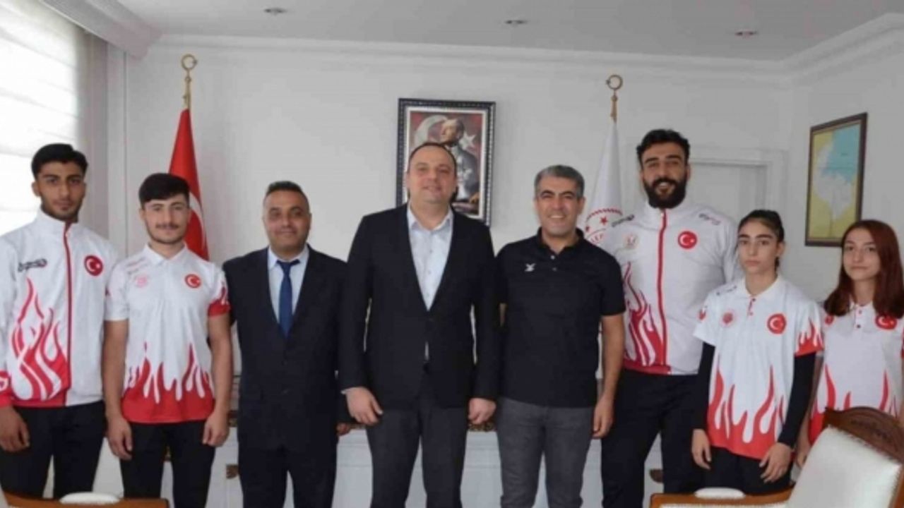 Dünya kupasına gidecek sporculardan Kaymakam Demir’e ziyaret