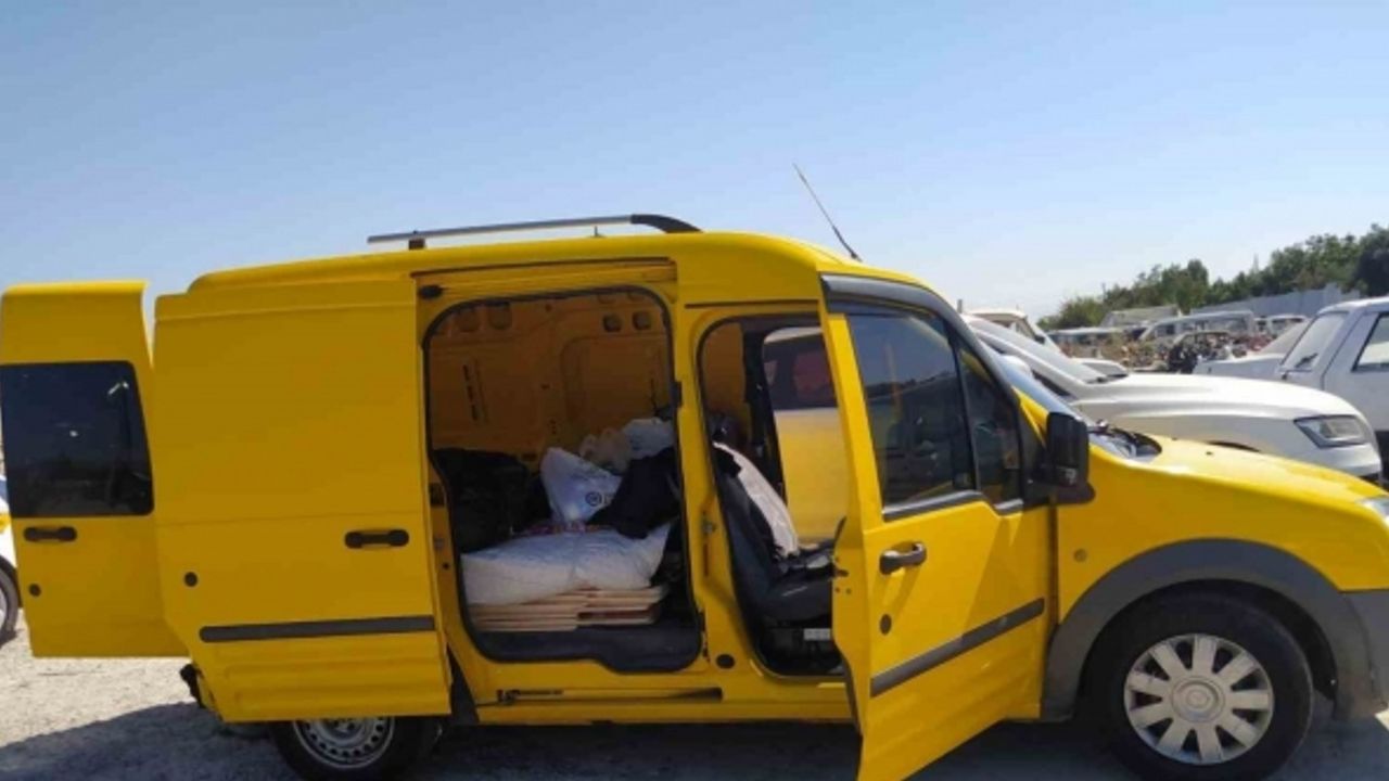 Dur ihtarına uymayan araçta 13 düzensiz göçmen yakalandı