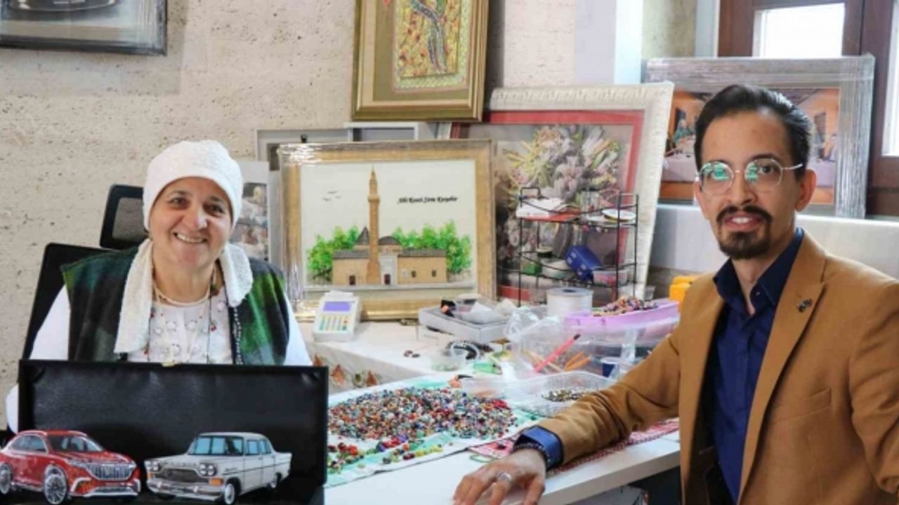 (Düzeltme) Anne ile oğlu cam şekil veriyorlar