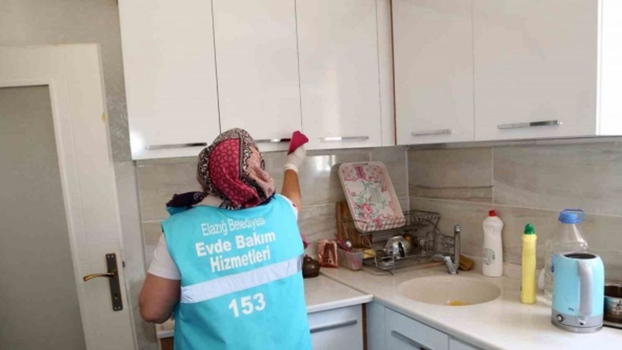 Elazığ Belediyesi yaşlı, kimsesiz ve engelli vatandaşların yanında olmaya devam ediyor