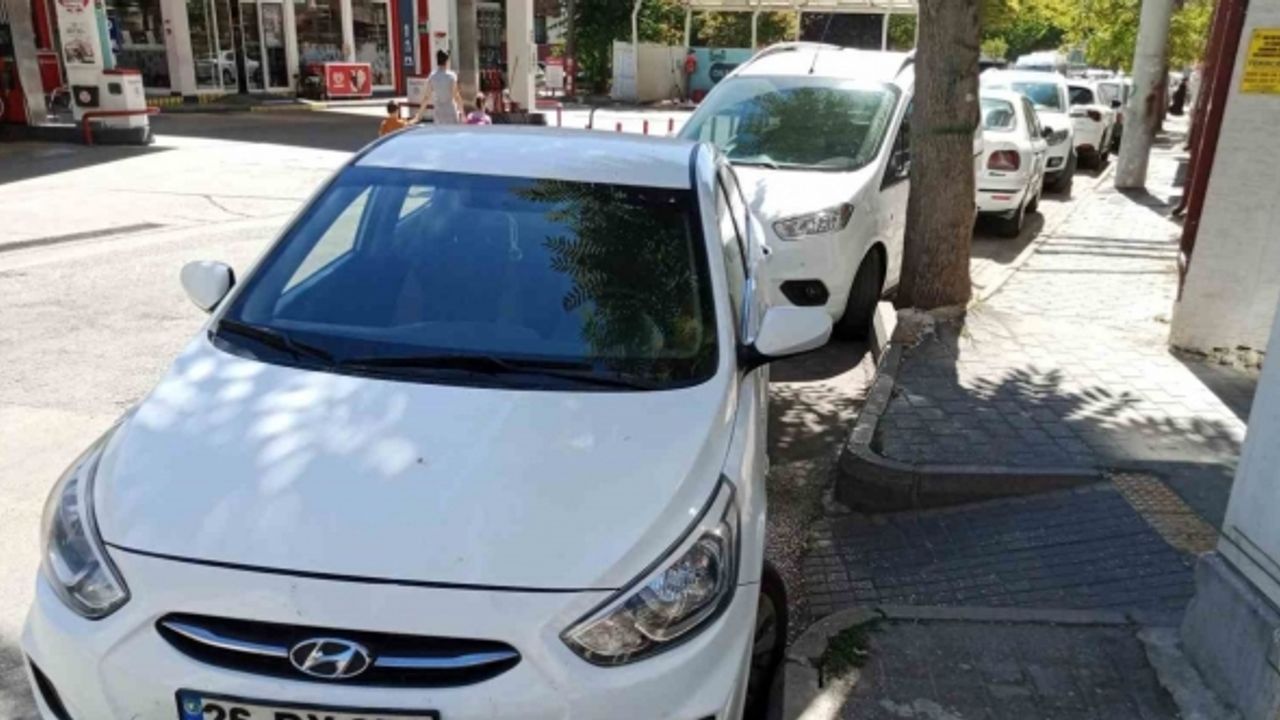 Engelli rampasının önüne park edilen araç tepki topladı