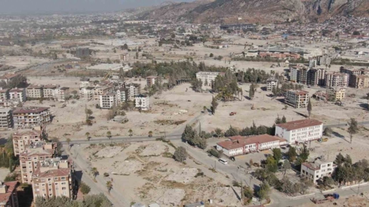 Enkazın yüzde 72’sinin kaldırıldığı Hatay’da, vatandaş yıllarca yaşadığı sokakları tanıyamaz hale geldi