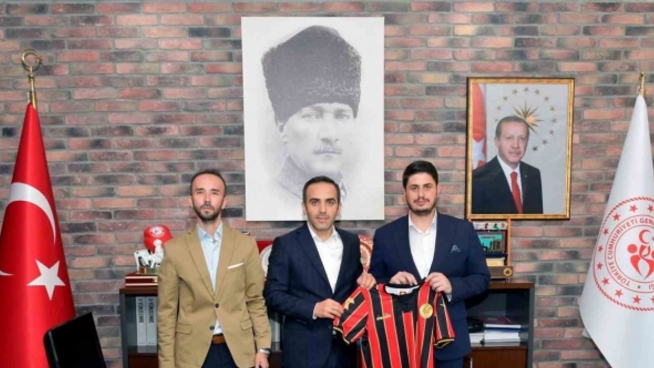 Eskişehirspor yöneticileri Eskişehir Gençlik ve Spor Müdürü Osman Ercan’ı ziyaret etti