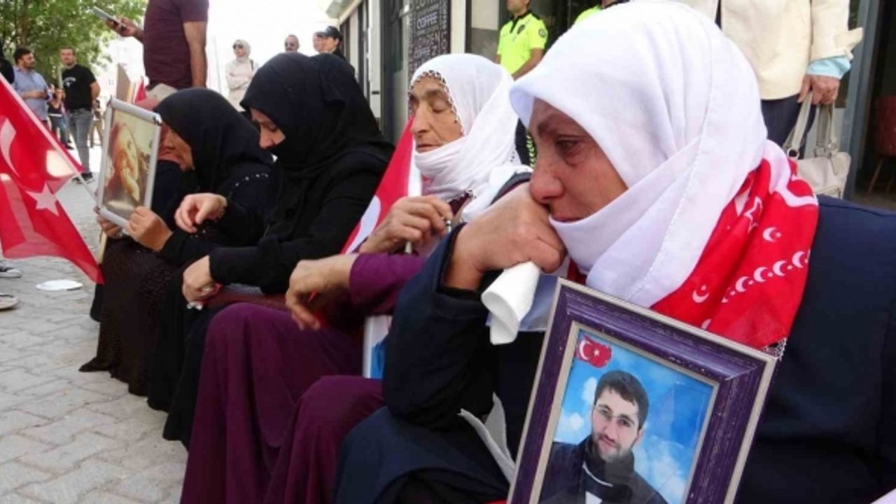 Evlat nöbetindeki anne Nazlı Sancar: “Kanımın son damlasına kadar HDP’nin kapısından ayrılmayacağım”