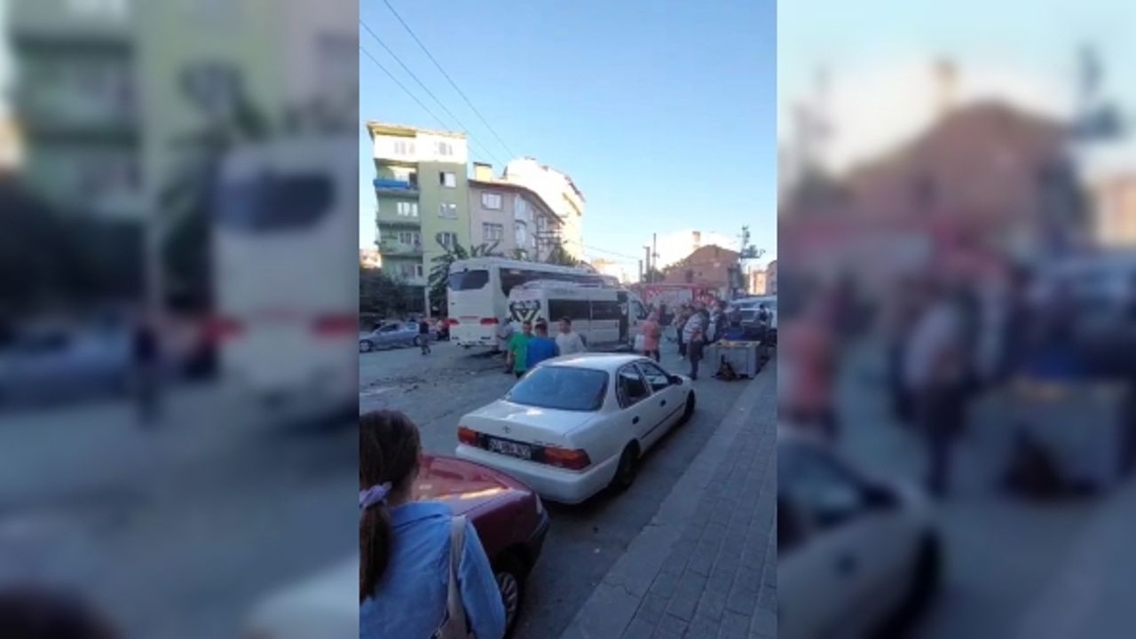 Freni boşalan otobüs park halindeki 4 araca çarptı: 2 yaralı