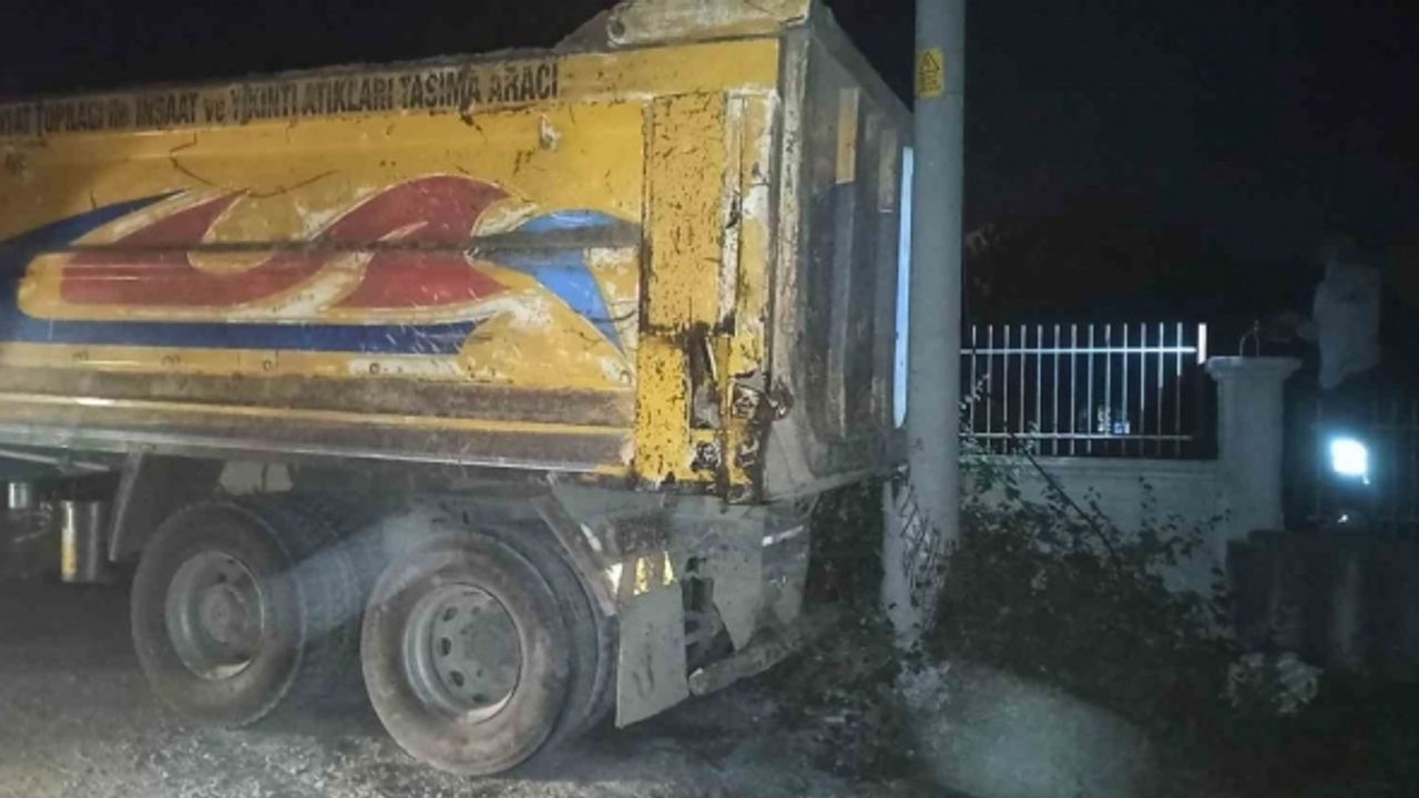 Freni boşalan park halindeki kamyon elektrik direğine çarptı