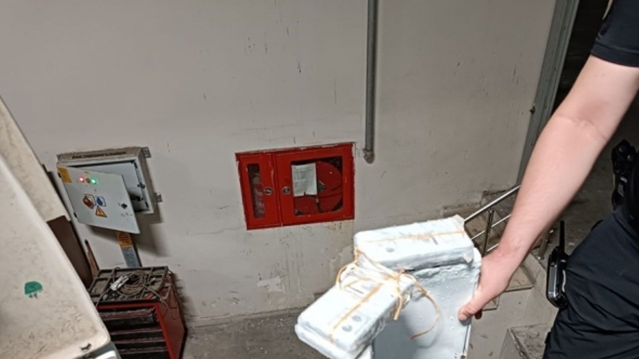 Habur’da piknik tüpü içine saklanan kaçak telefonlar yakalandı