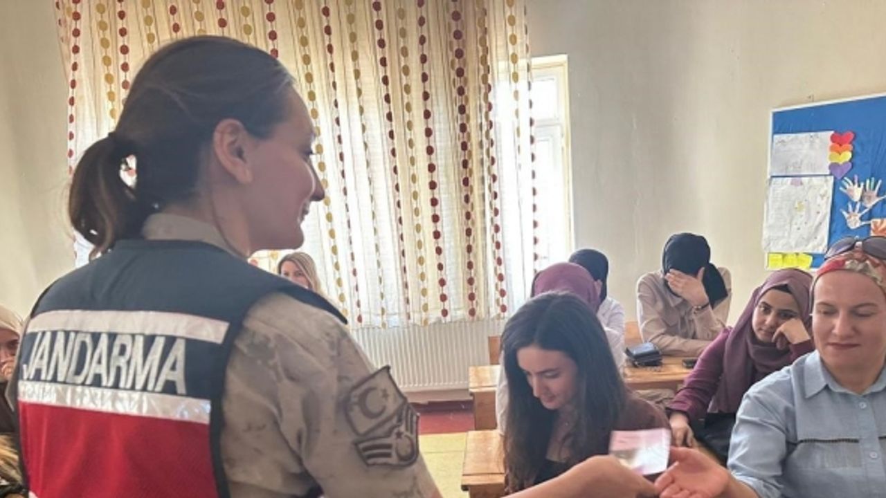 Hakkari’de jandarma ekiplerinin bilgilendirme çalışmaları davam ediyor