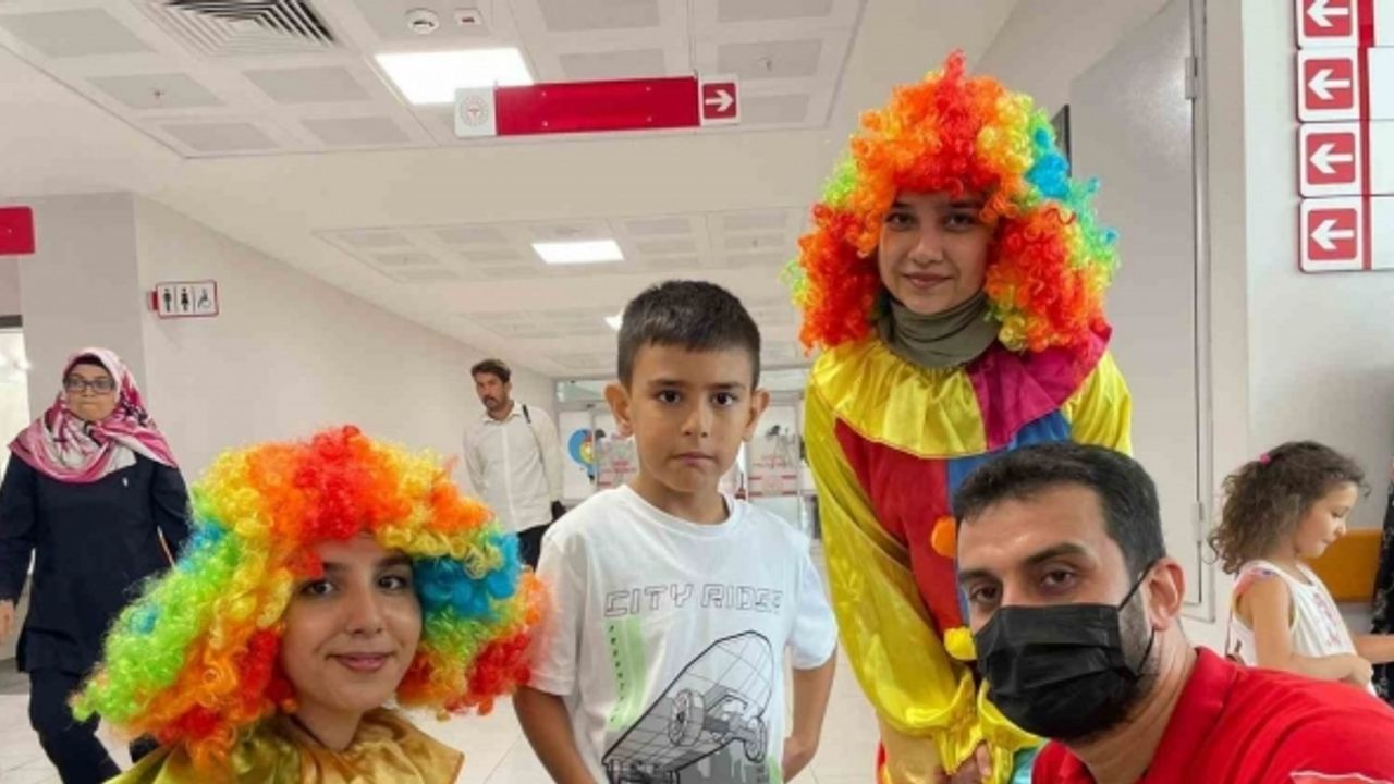 Hastane tedavi gören çocuklara gönüllü gençlerden moral etkinliği